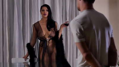 淫乱キラ女王様、隣人をお茶に誘い、食卓でファックする